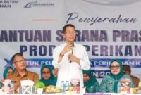 Wali Kota Batam, Amsakar Achmad, didampingi Ketua TP-PKK Batam, Erlita Amsakar, dan Kepala Dinas Perikanan Kota Batam, Yudi Atmajianto, menyampaikan sambutan saat penyerahan bantuan sarana dan prasarana kepada kelompok pengolah dan pemasaran hasil perikanan di Sagulung, Senin (14/9/2026). Foto: Humas Diskominfo Batam