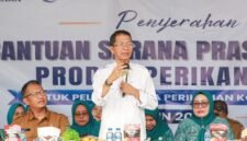 Wali Kota Batam, Amsakar Achmad, didampingi Ketua TP-PKK Batam, Erlita Amsakar, dan Kepala Dinas Perikanan Kota Batam, Yudi Atmajianto, menyampaikan sambutan saat penyerahan bantuan sarana dan prasarana kepada kelompok pengolah dan pemasaran hasil perikanan di Sagulung, Senin (14/9/2026). Foto: Humas Diskominfo Batam
