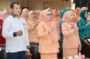 Sekda Batam, Firmansyah, bersama Ketua TP-PKK Batam, Erlita Amsakar, dan Ketua DWP Batam, Erawati Firmansyah, menghadiri Seminar DWP Kota Batam di Kantor Wali Kota Batam, Selasa (15/9/2026). Foto: Humas Diskominfo Batam