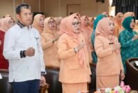 Sekda Batam, Firmansyah, bersama Ketua TP-PKK Batam, Erlita Amsakar, dan Ketua DWP Batam, Erawati Firmansyah, menghadiri Seminar DWP Kota Batam di Kantor Wali Kota Batam, Selasa (15/9/2026). Foto: Humas Diskominfo Batam