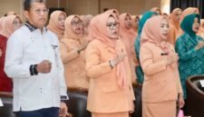 Sekda Batam, Firmansyah, bersama Ketua TP-PKK Batam, Erlita Amsakar, dan Ketua DWP Batam, Erawati Firmansyah, menghadiri Seminar DWP Kota Batam di Kantor Wali Kota Batam, Selasa (15/9/2026). Foto: Humas Diskominfo Batam