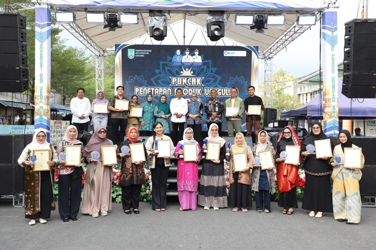 Wali Kota Batam, Amsakar Achmad, bersama pelaku UMKM saat menghadiri Puncak Penetapan Produk Unggulan Tahun 2026 di Lapangan Mal Top 100 Tembesi, Sagulung, Selasa (15/9/2026). Foto: Humas Diskominfo Batam