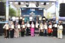 Wali Kota Batam, Amsakar Achmad, bersama pelaku UMKM saat menghadiri Puncak Penetapan Produk Unggulan Tahun 2026 di Lapangan Mal Top 100 Tembesi, Sagulung, Selasa (15/9/2026). Foto: Humas Diskominfo Batam