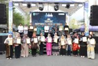 Wali Kota Batam, Amsakar Achmad, bersama pelaku UMKM saat menghadiri Puncak Penetapan Produk Unggulan Tahun 2026 di Lapangan Mal Top 100 Tembesi, Sagulung, Selasa (15/9/2026). Foto: Humas Diskominfo Batam