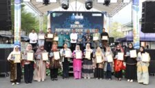 Wali Kota Batam, Amsakar Achmad, bersama pelaku UMKM saat menghadiri Puncak Penetapan Produk Unggulan Tahun 2026 di Lapangan Mal Top 100 Tembesi, Sagulung, Selasa (15/9/2026). Foto: Humas Diskominfo Batam