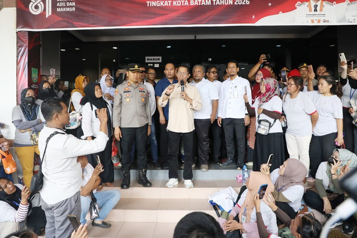 Wali Kota Batam, Amsakar Achmad, menemui pekerja di depan Kantor Wali Kota Batam, Rabu (16/9/2026). Foto: Humas Diskominfo Batam