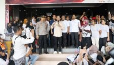 Wali Kota Batam, Amsakar Achmad, menemui pekerja di depan Kantor Wali Kota Batam, Rabu (16/9/2026). Foto: Humas Diskominfo Batam