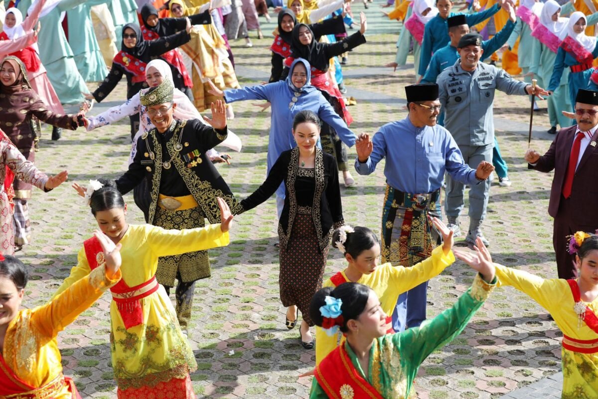 Wali Kota Batam, Amsakar Achmad, dan Wakil Wali Kota Batam, Li Claudia Chandra, bersama sejumlah pejabat dan pelajar menggunakan pakaian Melayu, belum lama ini. Dok: Humas Diskominfo Batam