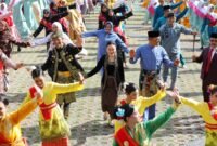 Wali Kota Batam, Amsakar Achmad, dan Wakil Wali Kota Batam, Li Claudia Chandra, bersama sejumlah pejabat dan pelajar menggunakan pakaian Melayu, belum lama ini. Dok: Humas Diskominfo Batam