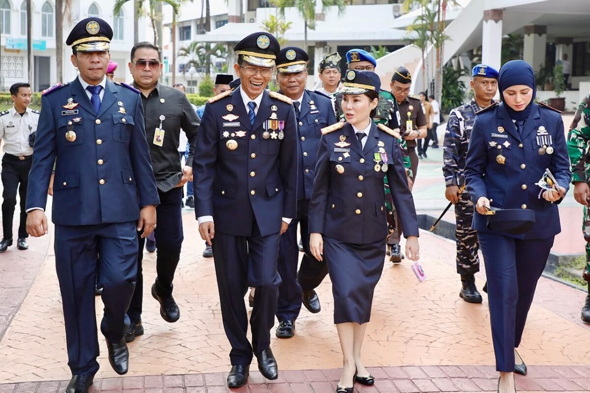 Wali Kota Batam, Amsakar Achmad, bersama Wakil Wali Kota Batam, Li Claudia Chandra, menghadiri Upacara Peringatan Harhubnas Tingkat Kota Batam 2026 di Dataran Engku Putri, Batam Centre, Senin (21/9/2026). Foto: Humas Diskominfo Batam
