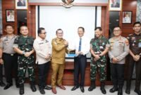 Wali Kota Batam, Amsakar Achmad, bersama Bupati Tanah Datar, Eka Putra, saat bertemu di Kantor Wali Kota, Senin (21/9/2026). Foto: Humas Diskominfo Batam