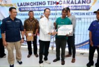 Wali Kota Batam, Amsakar Achmad, menyerahkan bantuan sarana dan prasarana perikanan saat meresmikan Tim Cakalang di Pulau Kasu, Belakang Padang, Selasa (22/9/2026). Foto: Humas Diskominfo Batam