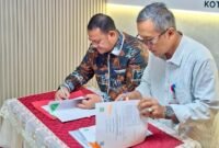 Kepala BRIDA Kota Batam, Efrius, bersama Kepala BRIDA Kota Surabaya, Agus Imam Sonhaji, menandatangani PKS bersama di Kantor BRIDA Kota Surabaya, Kamis (24/9/2026). Dok PEMKO BATAM