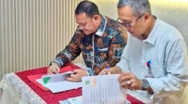 Kepala BRIDA Kota Batam, Efrius, bersama Kepala BRIDA Kota Surabaya, Agus Imam Sonhaji, menandatangani PKS bersama di Kantor BRIDA Kota Surabaya, Kamis (24/9/2026). Dok PEMKO BATAM