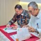 Kepala BRIDA Kota Batam, Efrius, bersama Kepala BRIDA Kota Surabaya, Agus Imam Sonhaji, menandatangani PKS bersama di Kantor BRIDA Kota Surabaya, Kamis (24/9/2026). Dok PEMKO BATAM