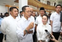 Wali Kota Batam, Amsakar Achmad, bersama Wakil Wali Kota Batam, Li Claudia Chandra, memberikan keterangan kepada wartawan belum lama ini. Dok HUMAS DISKOMINFO BATAM