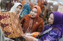 Ketua Dekranasda Kota Batam, Erlita Amsakar, bersama rombongan, melihat sejumlah produk saat menghadiri Pameran Kriyanusa 2026 di JCC, Jakarta, Sabtu (26/9/2026). Foto: Humas Diskominfo Batam