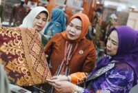 Ketua Dekranasda Kota Batam, Erlita Amsakar, bersama rombongan, melihat sejumlah produk saat menghadiri Pameran Kriyanusa 2026 di JCC, Jakarta, Sabtu (26/9/2026). Foto: Humas Diskominfo Batam