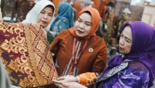 Ketua Dekranasda Kota Batam, Erlita Amsakar, bersama rombongan, melihat sejumlah produk saat menghadiri Pameran Kriyanusa 2026 di JCC, Jakarta, Sabtu (26/9/2026). Foto: Humas Diskominfo Batam