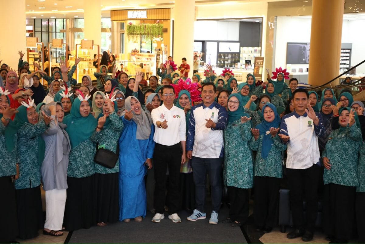 Wali Kota Batam Amsakar Achmad saat menghadiri puncak peringatan HUT ke-81 Kemerdekaan RI di Kecamatan Batu Aji dan Batam Kota, Minggu (27/9/2026). Foto: Humas Diskominfo Batam