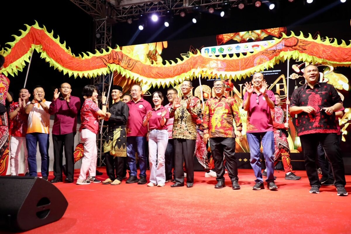 Wali Kota Batam, Amsakar Achmad, bersama Wakil Wali Kota Batam, Li Claudia Chandra, bersama sejumlah komunitas saat menghadiri Mooncake Festival Kota Batam di Kompleks Bumi Indah, Lubukbaja, Minggu (27/9/2026) malam. Foto: humas Diskominfo Batam