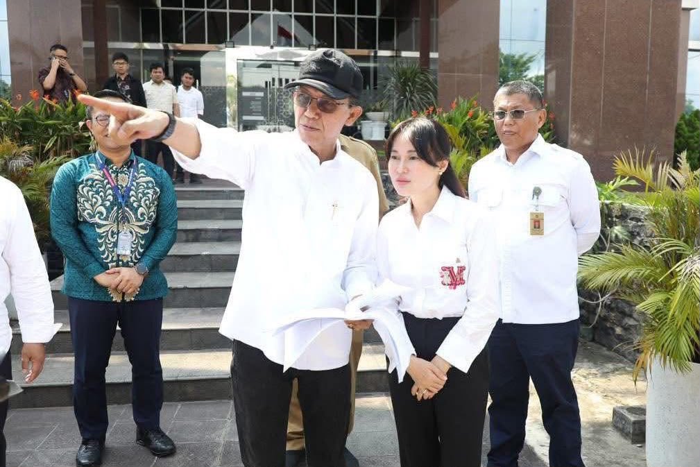 Wali Kota Batam, Amsakar Achmad, berbincang dengan Wakil Wali Kota Batam, Li Claudia Chandra, belum lama ini. Dok HUMAS DISKOMINFO BATAM