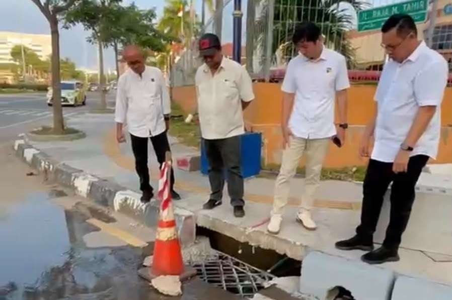 Anggota/Deputi Bidang Infrastruktur BP Batam, Mouris Limanto, didampingi Direktur Pembangunan Infrastruktur BP Batam, Wulung Dahana, Selasa (15/9/2026). Foto: Humas BP Batam