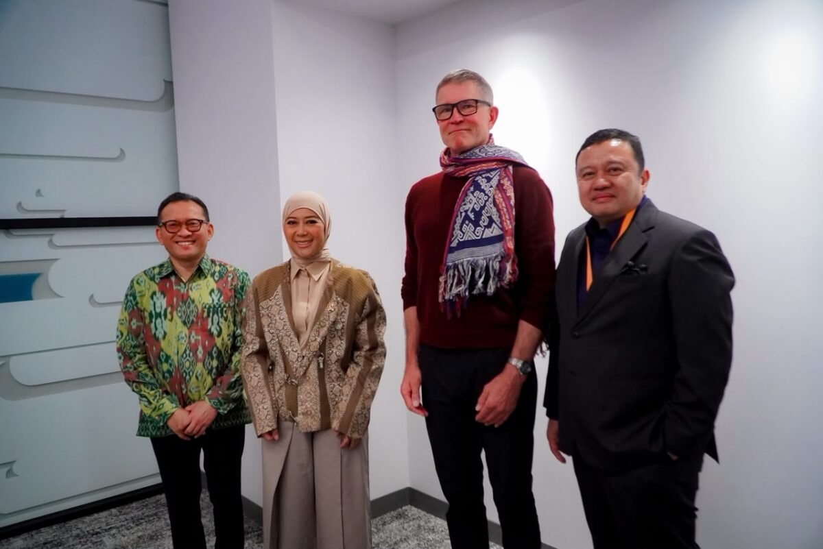 Menkomdigi Meutya Hafid bersama Co-Founder dan CEO Roblox, David Baszucki, dan Dirjen Ekosistem Digital Edwin Hidayat Abdullah dalam pertemuan di kantor pusat Roblox, Silicon Valley, California, Amerika Serikat. (Foto: Dok. Kemkomdigi)