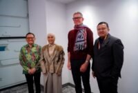 Menkomdigi Meutya Hafid bersama Co-Founder dan CEO Roblox, David Baszucki, dan Dirjen Ekosistem Digital Edwin Hidayat Abdullah dalam pertemuan di kantor pusat Roblox, Silicon Valley, California, Amerika Serikat. (Foto: Dok. Kemkomdigi)