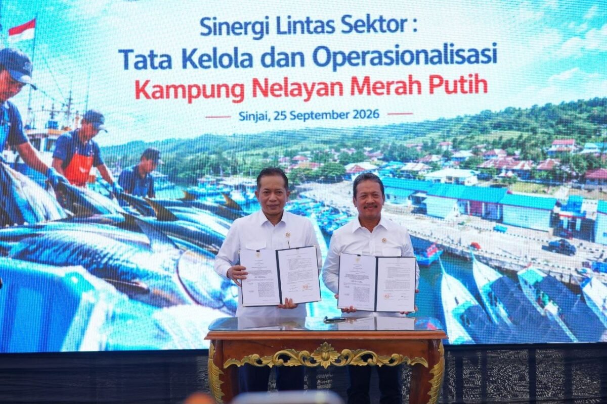 Sinergi antarlembaga negara ditandai dengan penandatanganan dokumen Nota Kesepahaman (MoU) antara Menteri Kelautan dan Perikanan, Sakti Wahyu Trenggono dengan Menteri Koperasi, Ferry Juliantono, serta lahirnya Surat Keputusan Bersama (SKB) Menteri Kelautan dan Perikanan, Menteri Keuangan, Menteri Koperasi, dan Kepala BP BUMN, di KNMP Tongke-Tongke, Kabupaten Sinjai, Sulawesi Selatan, Jumat (25/9/2026). (Dok. KKP)