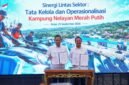 Sinergi antarlembaga negara ditandai dengan penandatanganan dokumen Nota Kesepahaman (MoU) antara Menteri Kelautan dan Perikanan, Sakti Wahyu Trenggono dengan Menteri Koperasi, Ferry Juliantono, serta lahirnya Surat Keputusan Bersama (SKB) Menteri Kelautan dan Perikanan, Menteri Keuangan, Menteri Koperasi, dan Kepala BP BUMN, di KNMP Tongke-Tongke, Kabupaten Sinjai, Sulawesi Selatan, Jumat (25/9/2026). (Dok. KKP)