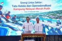 Sinergi antarlembaga negara ditandai dengan penandatanganan dokumen Nota Kesepahaman (MoU) antara Menteri Kelautan dan Perikanan, Sakti Wahyu Trenggono dengan Menteri Koperasi, Ferry Juliantono, serta lahirnya Surat Keputusan Bersama (SKB) Menteri Kelautan dan Perikanan, Menteri Keuangan, Menteri Koperasi, dan Kepala BP BUMN, di KNMP Tongke-Tongke, Kabupaten Sinjai, Sulawesi Selatan, Jumat (25/9/2026). (Dok. KKP)