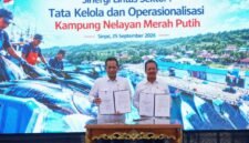 Sinergi antarlembaga negara ditandai dengan penandatanganan dokumen Nota Kesepahaman (MoU) antara Menteri Kelautan dan Perikanan, Sakti Wahyu Trenggono dengan Menteri Koperasi, Ferry Juliantono, serta lahirnya Surat Keputusan Bersama (SKB) Menteri Kelautan dan Perikanan, Menteri Keuangan, Menteri Koperasi, dan Kepala BP BUMN, di KNMP Tongke-Tongke, Kabupaten Sinjai, Sulawesi Selatan, Jumat (25/9/2026). (Dok. KKP)