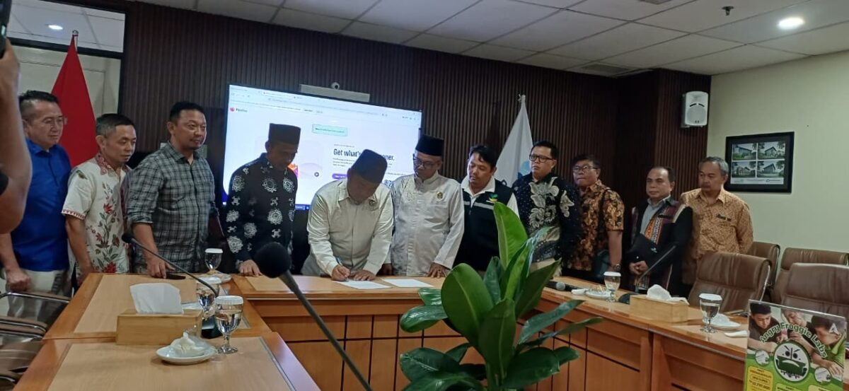 Pernyataan sikap tokoh lintas agama dan kepercayaan di Batam mendorong aksi nyata menghadapi krisis iklim, di gedung Politeknik Batam, Sabtu (18/09/2026). Foto: Metroposid