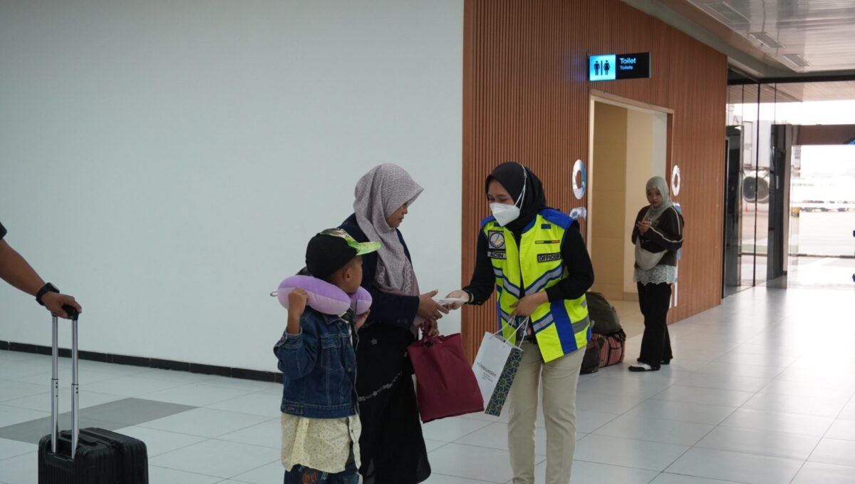 PT Bandara Internasional Batam (BIB) membagikan masker gratis kepada penumpang dan pengunjung Bandara Internasional Hang Nadim, Rabu (30/9/2026). Foto: Istimewa