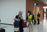 PT Bandara Internasional Batam (BIB) membagikan masker gratis kepada penumpang dan pengunjung Bandara Internasional Hang Nadim, Rabu (30/9/2026). Foto: Istimewa