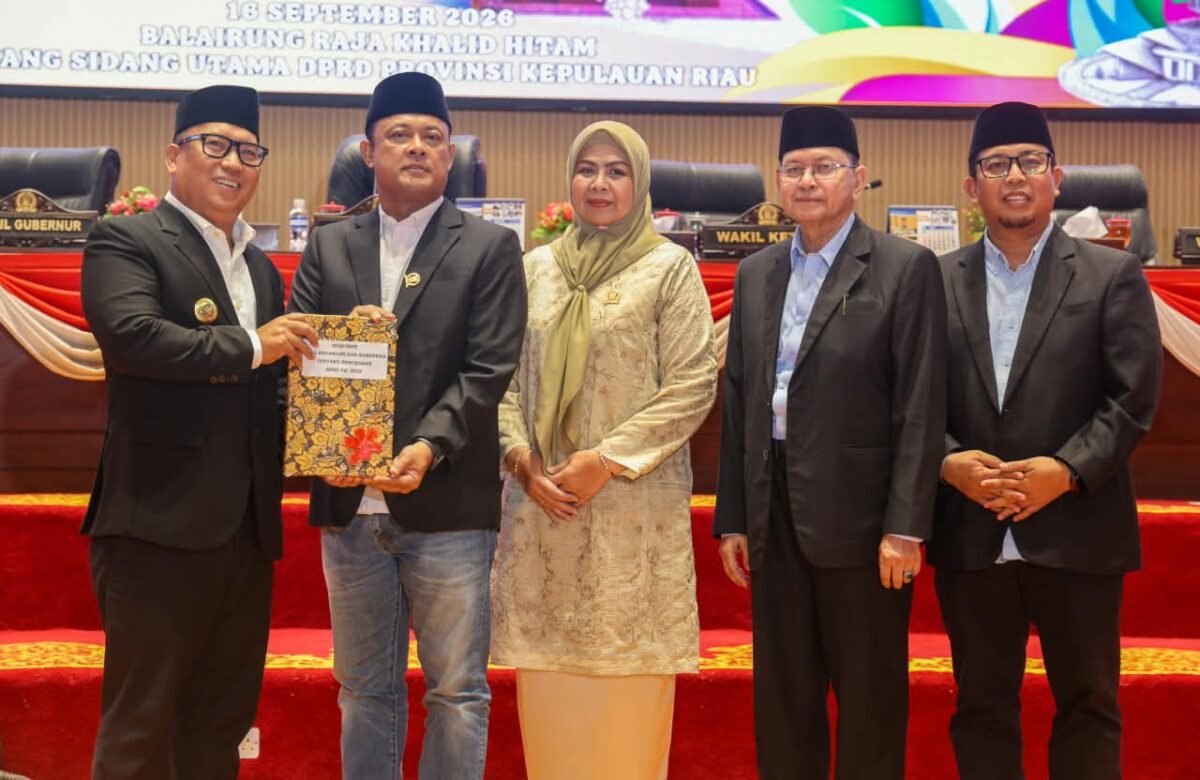 Wakil Gubernur Kepri, Nyanyang Haris Pratamura menyerahkan Nota Keuangan Perubahan APBD Kepri 2026 kepada Ketua DPRD Kepri Iman Sutiawan yang didampingi unsur pimpinan DPRD lainnya dalam rapat paripurna digelar, Rabu (16/9/2026). Foto: Humas DPRD Kepri