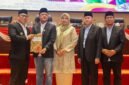 Wakil Gubernur Kepri, Nyanyang Haris Pratamura menyerahkan Nota Keuangan Perubahan APBD Kepri 2026 kepada Ketua DPRD Kepri Iman Sutiawan yang didampingi unsur pimpinan DPRD lainnya dalam rapat paripurna digelar, Rabu (16/9/2026). Foto: Humas DPRD Kepri