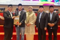 Wakil Gubernur Kepri, Nyanyang Haris Pratamura menyerahkan Nota Keuangan Perubahan APBD Kepri 2026 kepada Ketua DPRD Kepri Iman Sutiawan yang didampingi unsur pimpinan DPRD lainnya dalam rapat paripurna digelar, Rabu (16/9/2026). Foto: Humas DPRD Kepri