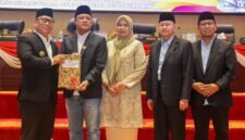 Wakil Gubernur Kepri, Nyanyang Haris Pratamura menyerahkan Nota Keuangan Perubahan APBD Kepri 2026 kepada Ketua DPRD Kepri Iman Sutiawan yang didampingi unsur pimpinan DPRD lainnya dalam rapat paripurna digelar, Rabu (16/9/2026). Foto: Humas DPRD Kepri