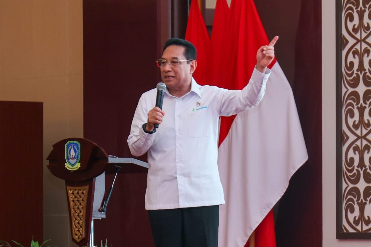 Wakil Menteri Kesehatan RI Benjamin Paulus Octavianus saat menjadi keynote speaker sekaligus memberikan pengarahan dalam kegiatan Sinergi Arah Kebijakan Kementerian Kesehatan dengan Pembangunan Kesehatan dan Upaya Percepatan Pelaksanaan Program Prioritas, Cek Kesehatan Gratis di Provinsi Kepulauan Riau, di Balairung Wan Seri Beni, Kantor Gubernur Kepri, Dompak, Jumat (11/9/2026). (Enji/DISKOMINFO KEPRI)