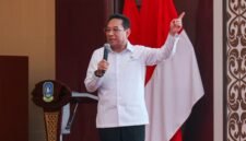 Wakil Menteri Kesehatan RI Benjamin Paulus Octavianus saat menjadi keynote speaker sekaligus memberikan pengarahan dalam kegiatan Sinergi Arah Kebijakan Kementerian Kesehatan dengan Pembangunan Kesehatan dan Upaya Percepatan Pelaksanaan Program Prioritas, Cek Kesehatan Gratis di Provinsi Kepulauan Riau, di Balairung Wan Seri Beni, Kantor Gubernur Kepri, Dompak, Jumat (11/9/2026). (Enji/DISKOMINFO KEPRI)