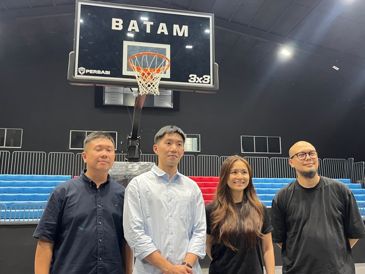 Ketua Perbasi Kota Batam, Junico, bersama panitia lainnnya di Hi-Test Arena, Kota Batam, Selasa (15/9/2026). Foto: Istimewa