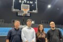 Ketua Perbasi Kota Batam, Junico, bersama panitia lainnnya di Hi-Test Arena, Kota Batam, Selasa (15/9/2026). Foto: Istimewa