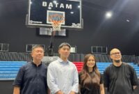 Ketua Perbasi Kota Batam, Junico, bersama panitia lainnnya di Hi-Test Arena, Kota Batam, Selasa (15/9/2026). Foto: Istimewa