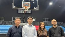 Ketua Perbasi Kota Batam, Junico, bersama panitia lainnnya di Hi-Test Arena, Kota Batam, Selasa (15/9/2026). Foto: Istimewa
