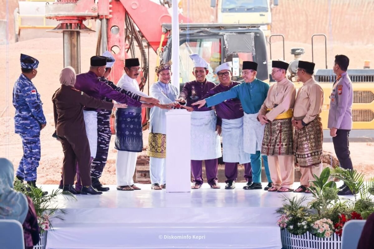 Mendagri Muhammad Tito Karnavian bersama Gubernur Kepri Ansar Ahmad, Wagub Nyanyang Haris Pratamura serta sejumlah untuk Forkominda menekan sirine pada peletakan batu pertama Museum dan Monumen Bahasa Nasional di Pulau Penyengat, Kamis (24/6/2026). (Enji/DISKOMINFO KEPRI)