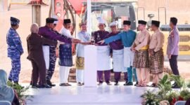 Mendagri Muhammad Tito Karnavian bersama Gubernur Kepri Ansar Ahmad, Wagub Nyanyang Haris Pratamura serta sejumlah untuk Forkominda menekan sirine pada peletakan batu pertama Museum dan Monumen Bahasa Nasional di Pulau Penyengat, Kamis (24/6/2026). (Enji/DISKOMINFO KEPRI)