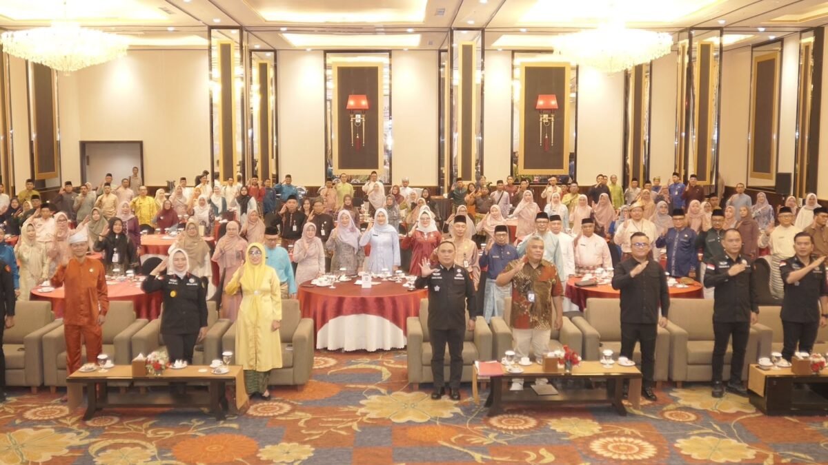 Sekdaprov Kepri Misni bersama APIP dan APH serta sejumlah kepala OPD Pemprov Kepri foto bersama dalam kegiatan sosialisasi pencegahan tindak pidana korupsi di lingkungan Pemerintah Provinsi Kepulauan Riau di TCC Hotel Aston, Tanjungpinang (22/9/2026). (Angga/BIRO ADPIM KEPRI)
