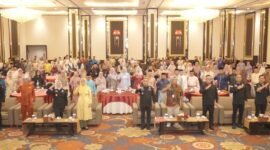 Sekdaprov Kepri Misni bersama APIP dan APH serta sejumlah kepala OPD Pemprov Kepri foto bersama dalam kegiatan sosialisasi pencegahan tindak pidana korupsi di lingkungan Pemerintah Provinsi Kepulauan Riau di TCC Hotel Aston, Tanjungpinang (22/9/2026). (Angga/BIRO ADPIM KEPRI)